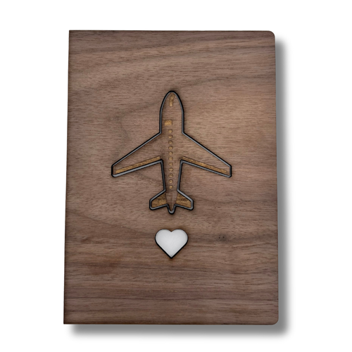 Grußkarte aus Walnussholz mit Flugzeug-Magnet – Reisegeschenk