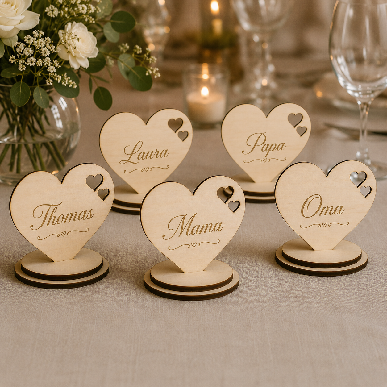 Personalisierter Herz Namensständer aus Holz – Platzkarte für Hochzeit & Tischdekoration – VIVANEA