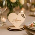 Personalisierter Herz Namensständer aus Holz – Platzkarte für Hochzeit & Tischdekoration – VIVANEA
