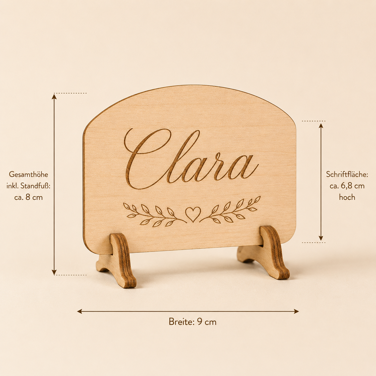 Personalisiertes Namensschild Hochzeit aus Holz – Platzkarte mit Gravur & Standfuß - LIVERA