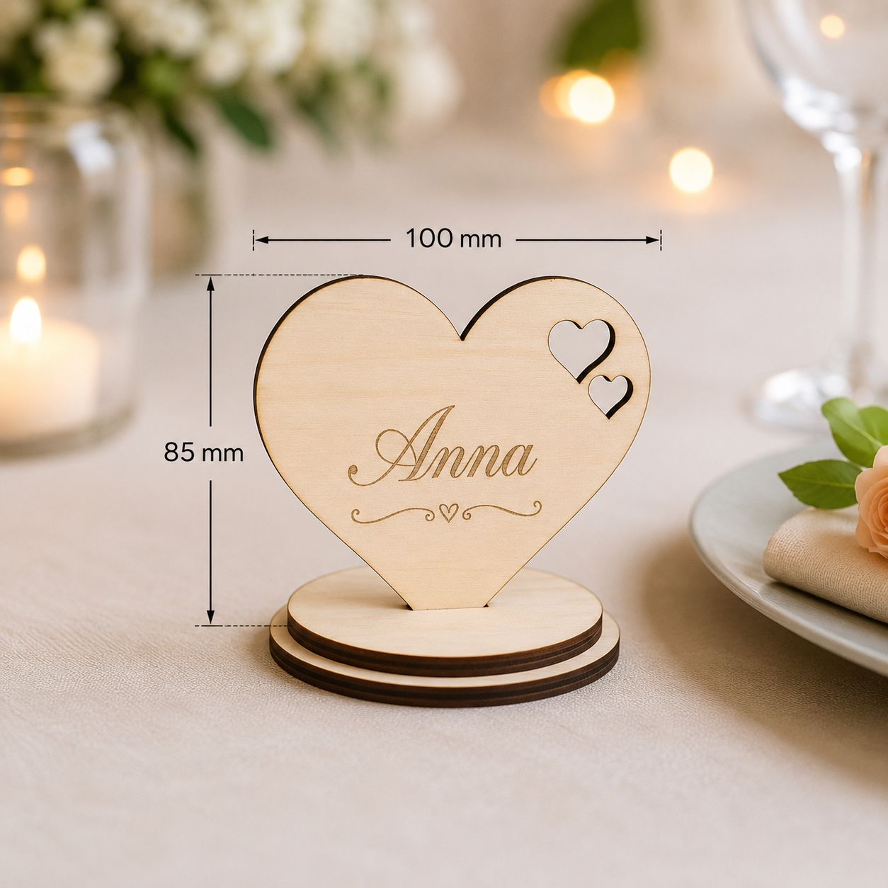 Personalisierter Herz Namensständer aus Holz – Platzkarte für Hochzeit & Tischdekoration – VIVANEA